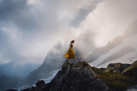Девушка в горах
