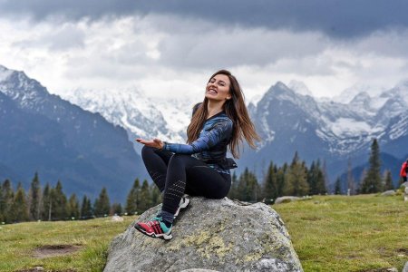 Девушка в горах