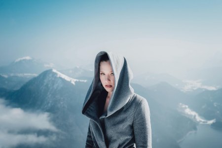 Девушка в капюшоне