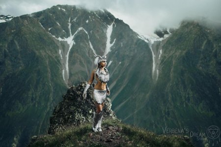 Девушка в горах