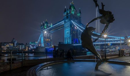 Тауэрский мост в лондоне рядом фонтан дельфин