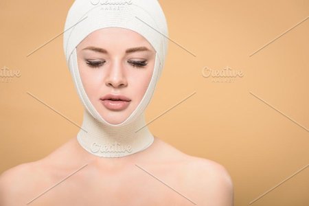 Девушка с перевязанной головой
