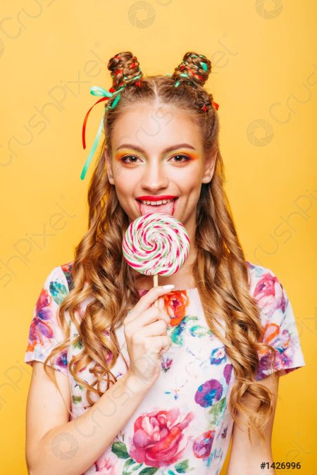 Девушка с леденцом shutterstock