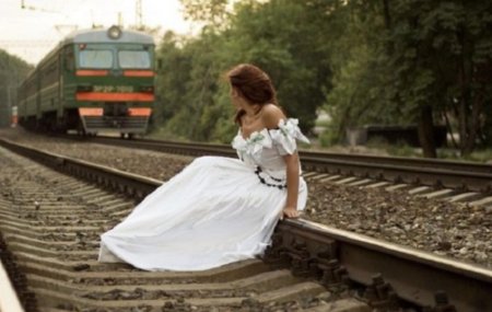 Девушка на железной дороге