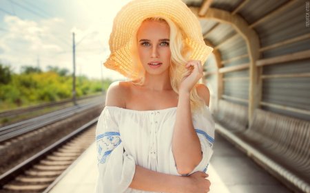 Блондинка в шляпе