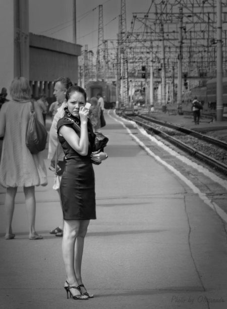 Девушка на перроне