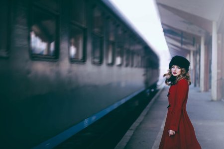 Девушка на перроне