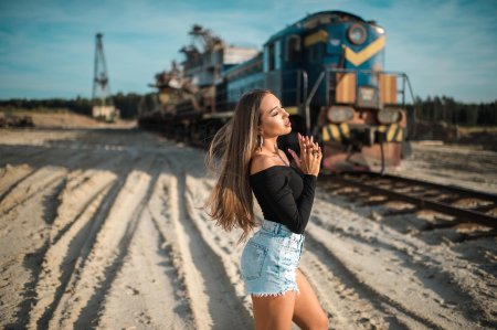 Девушка на железной дороге