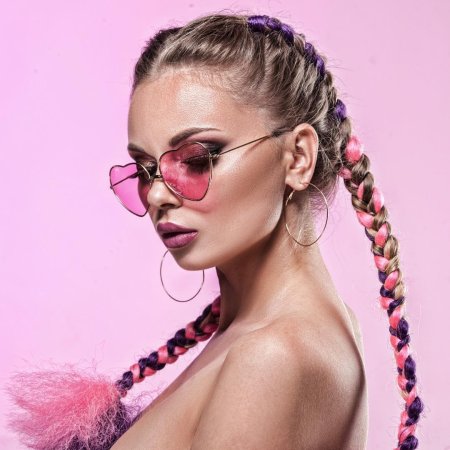 Девушка в розовых очках