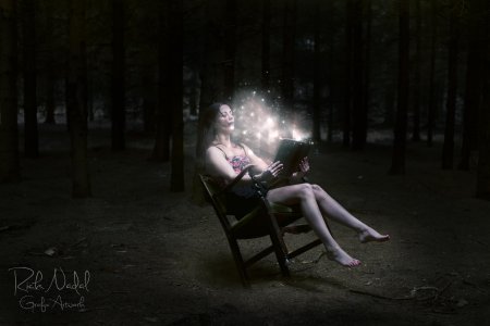 Девушка ночью в лесу