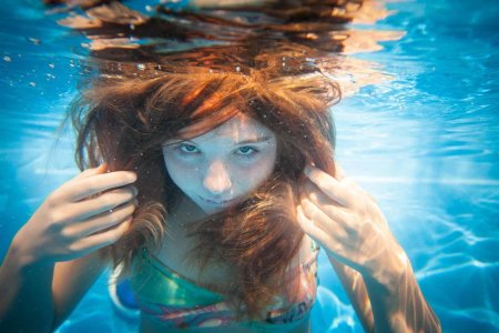 Девушка под водой