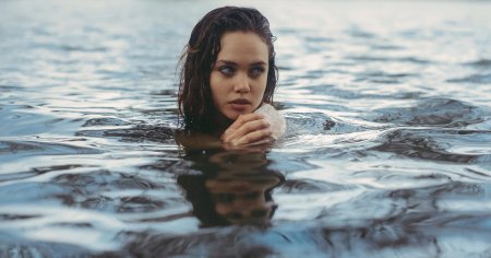 Девушка в воде