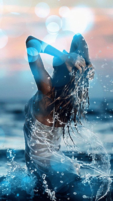 Девушка в брызгах воды