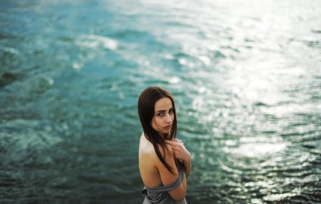 Девушка в воде