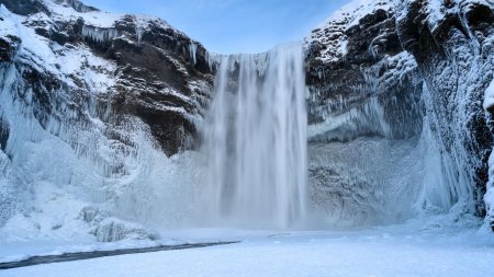 Водопад скоугафосс исландия зимой
