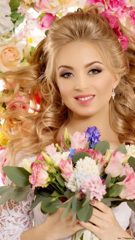 Красивая женщина с цветами