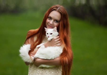 Красивая девушка с кошкой