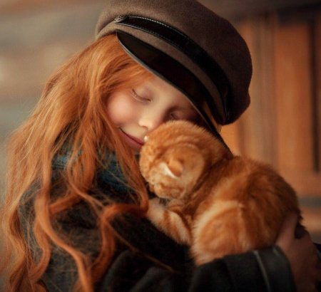 Девушка с рыжим котом