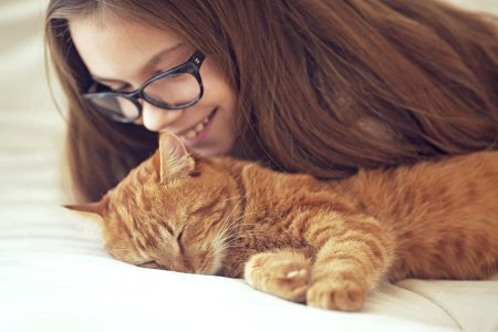 Красивая девушка с котиком