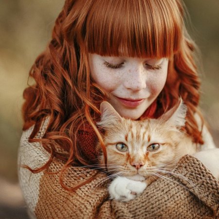 Девушка с рыжим котом