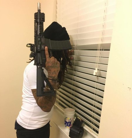 Zillakami с пистолетом