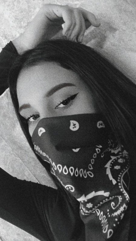 Брюнетка девушка