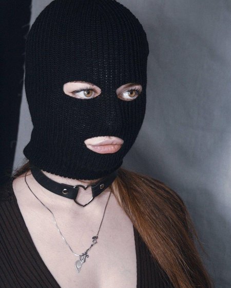Девушка в балаклаве