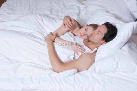 Мужчина и женщина в постели