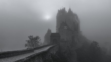 Замок эльц в тумане