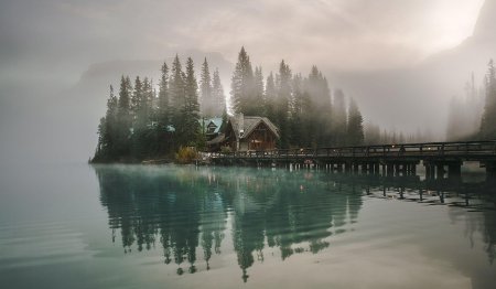 Дом в лесу у озера красота