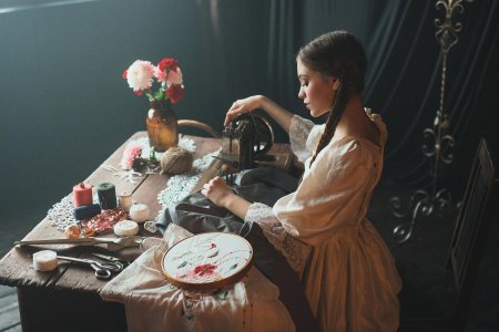 Девушка швея