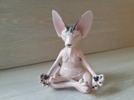 Кошка сфинкс медитирует фигурка