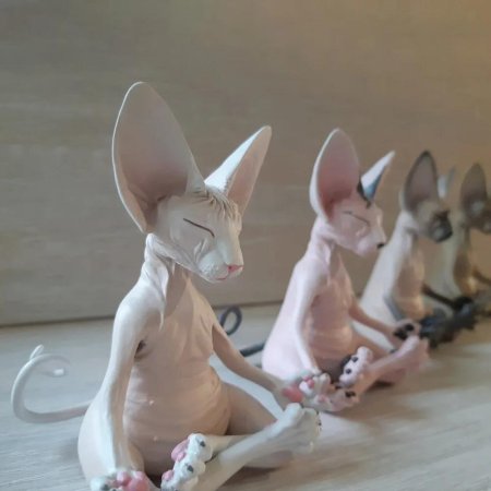 Кошка сфинкс медитирует фигурка