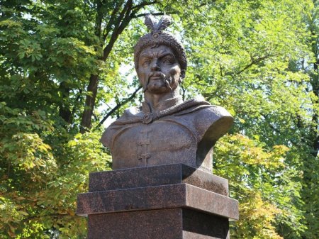 Памятник богдану хмельницкому в белгороде