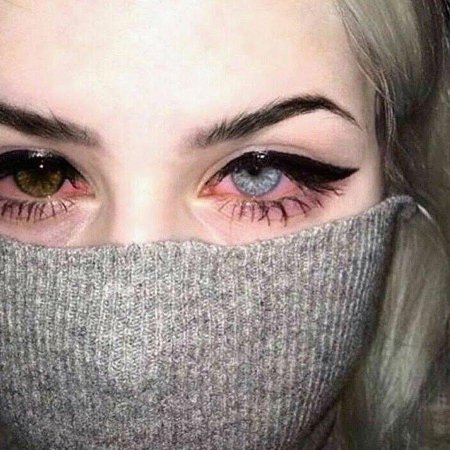 Девушка с заплаканными глазами