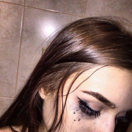 Плачущая девушка сохры