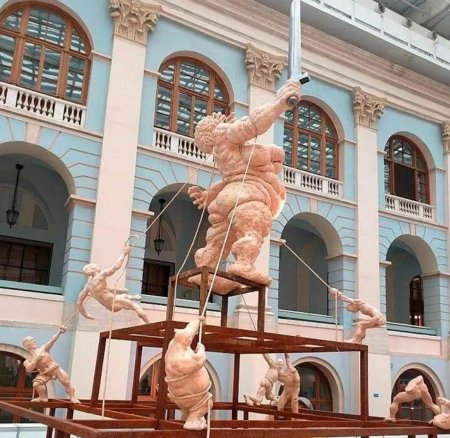 Скульптура олега кулика большая мать