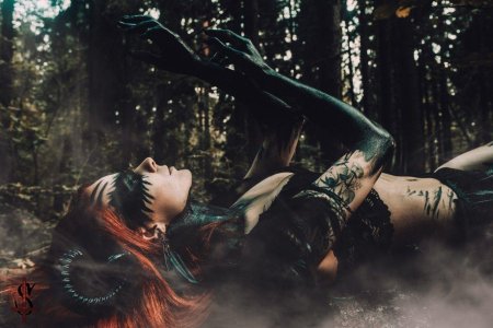 Фотосессия в стиле ведьмы в лесу