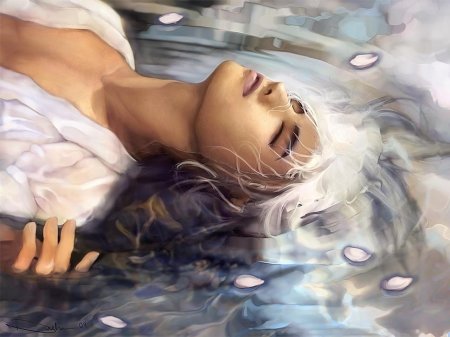 Девушка лежит в воде