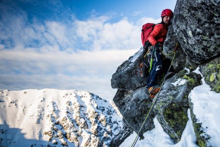 Скалолазание/альпинизм (summit/rock climbing)