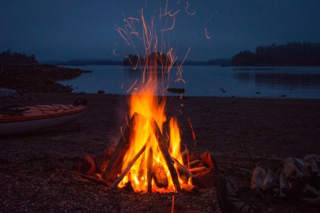 Костер на берегу реки