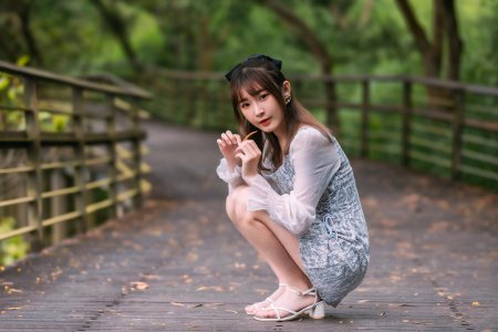 Азиатские девушки на корточках