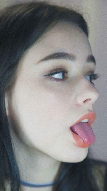 Селфи с языком девушки