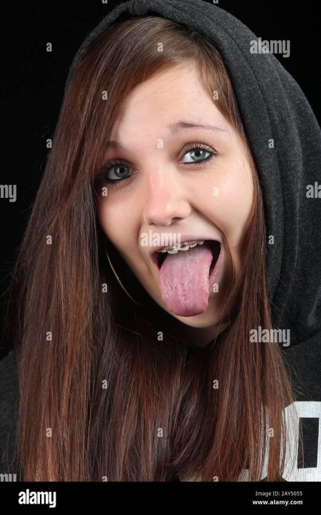 Tongue девочка