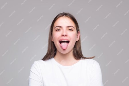Девушка с высунутым языком