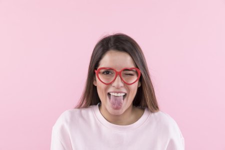 Женщина с высунутым языком