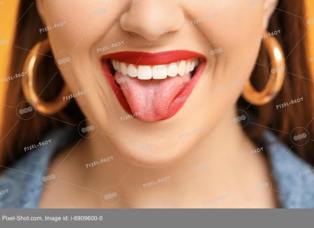 Девушка показывает язык крупным планом