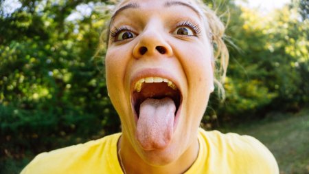 Tongue девочка
