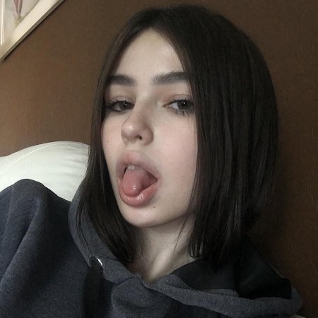 Девушка с высунутым языком