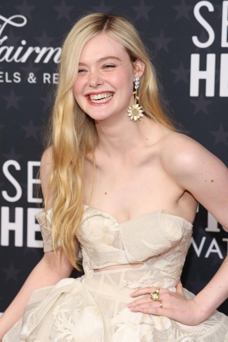 "critics choice awards 2023 эль фаннинг